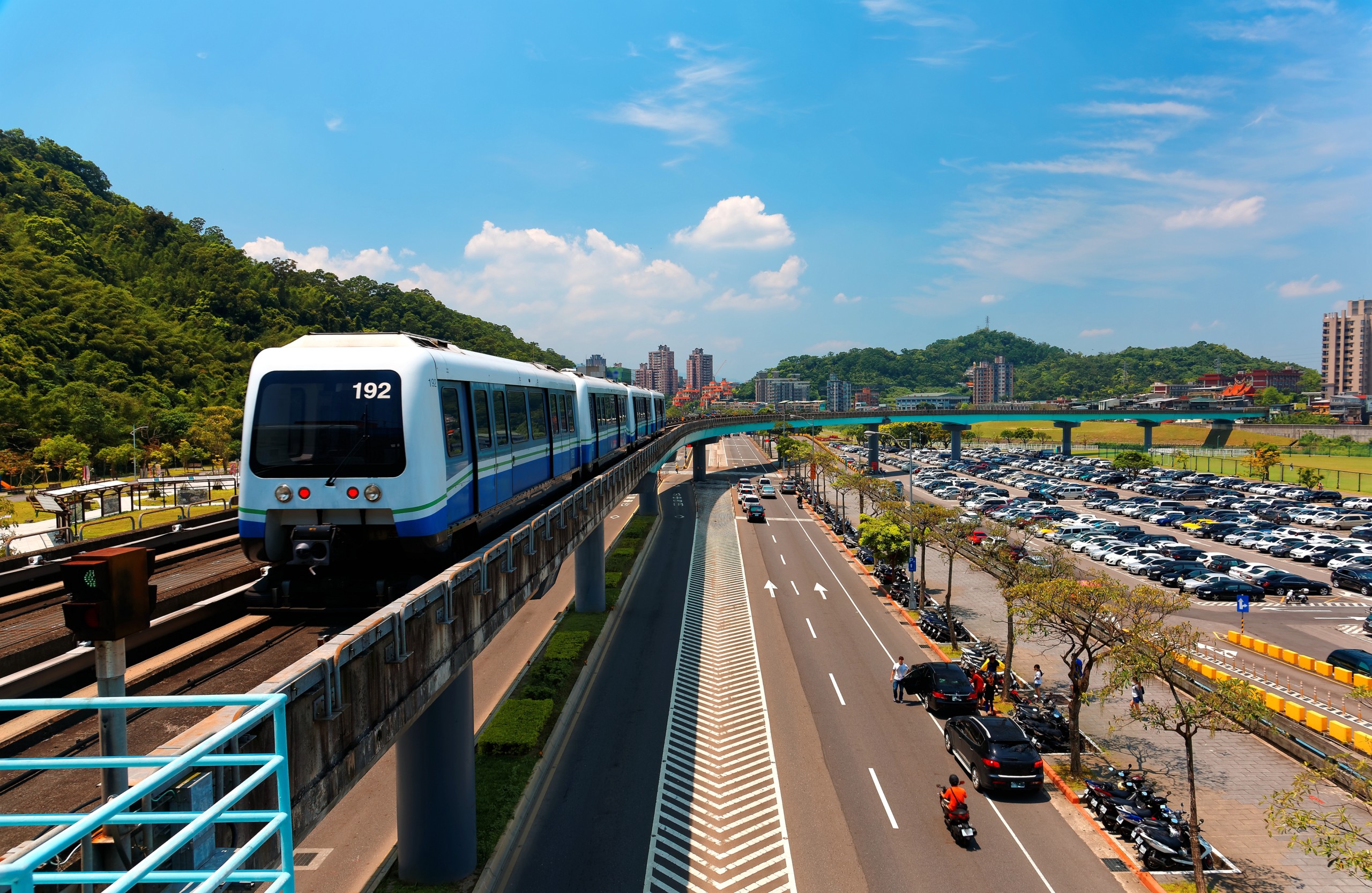 在蓝天下郊区的台北地铁系统高架轨道上行驶的火车视图 ~ 在阳光明媚的日子里，台湾首都台北木栅的铁路视图