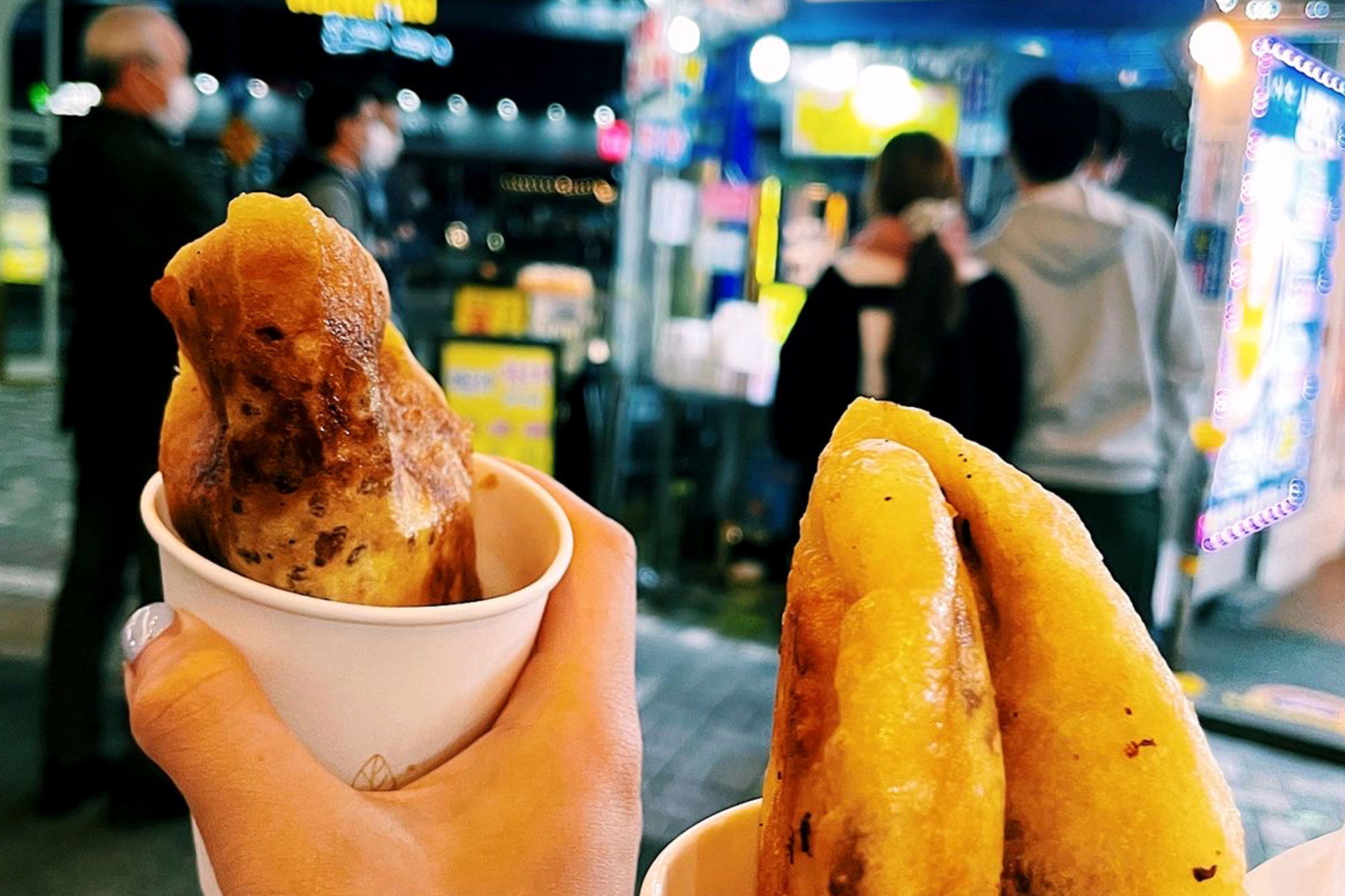 Close of person holding a mango street food in cup
