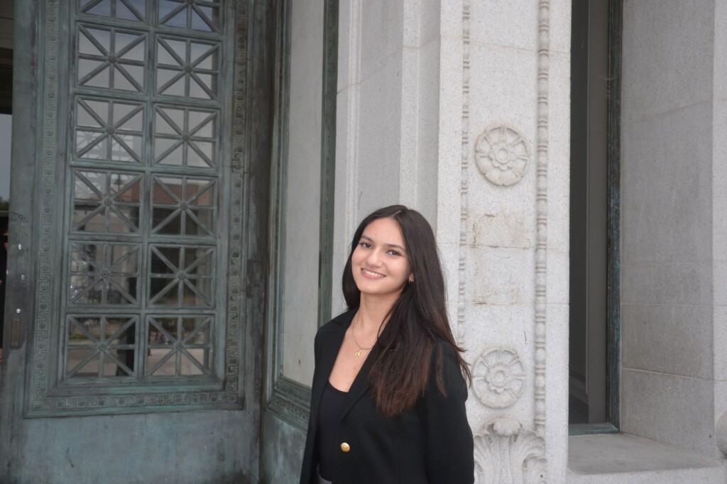 Larisa Rodriguez in Barcelona in front of building