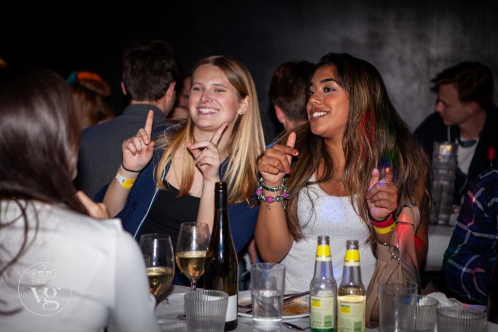 Stella Keval (UC Berkeley, on left) at a Swedish sittning
