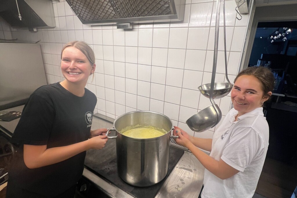 Stella Keval (UC Berkeley, on left) at Lund Student Nation kitchen