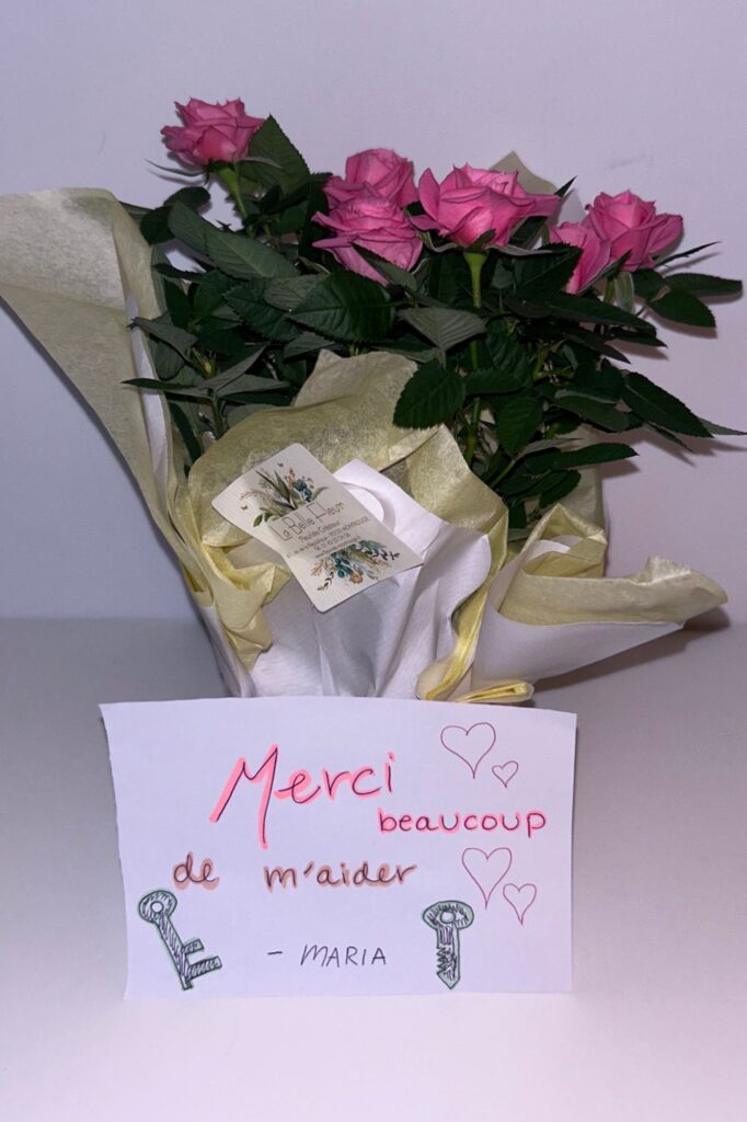 Bouquet of thank-you roses with a note written in French